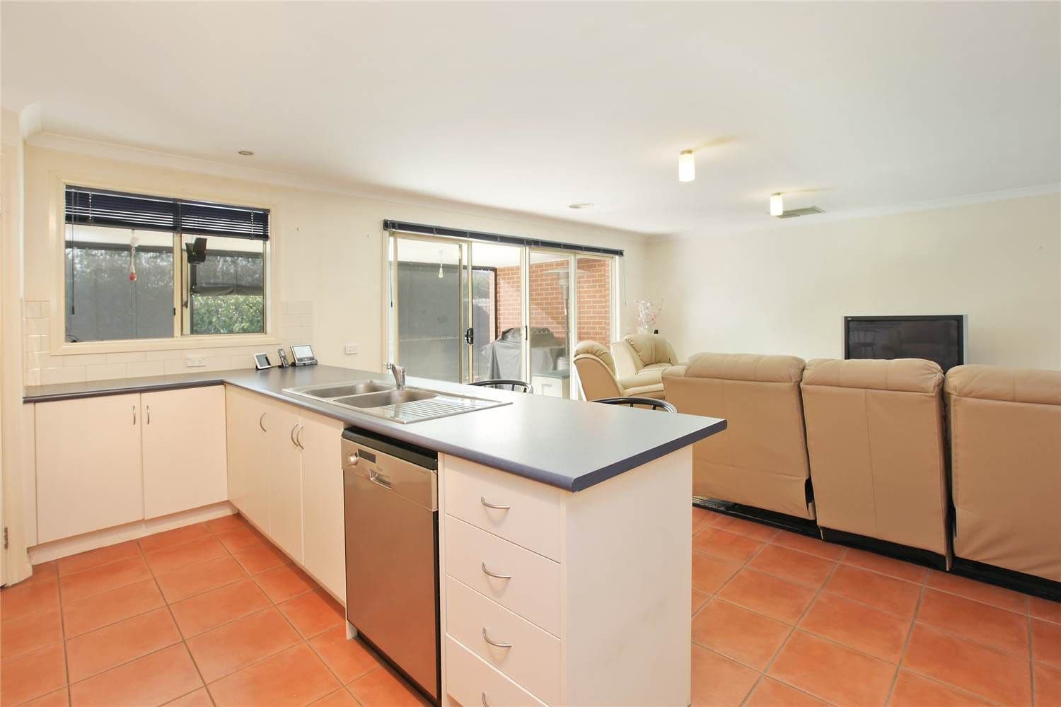 33 Oakwood Crescent, WAURN PONDS VIC 3216, Waurn Ponds - Thumbnail 5