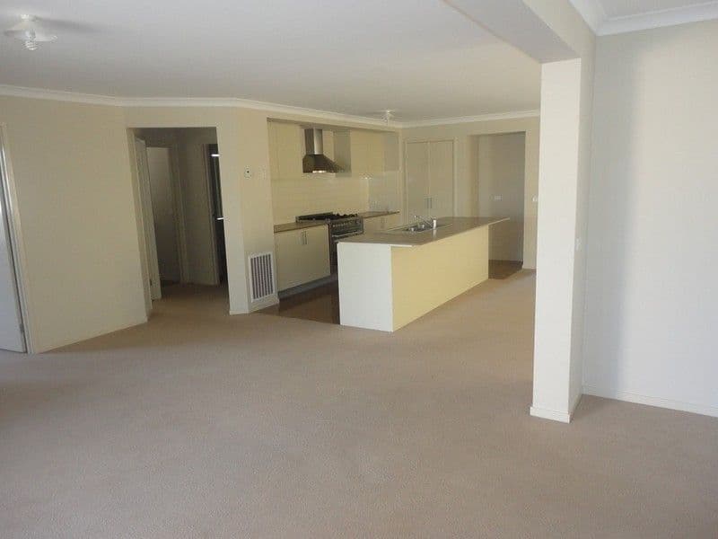 17 Barchester Avenue, TRUGANINA VIC 3029, Truganina - Thumbnail 2