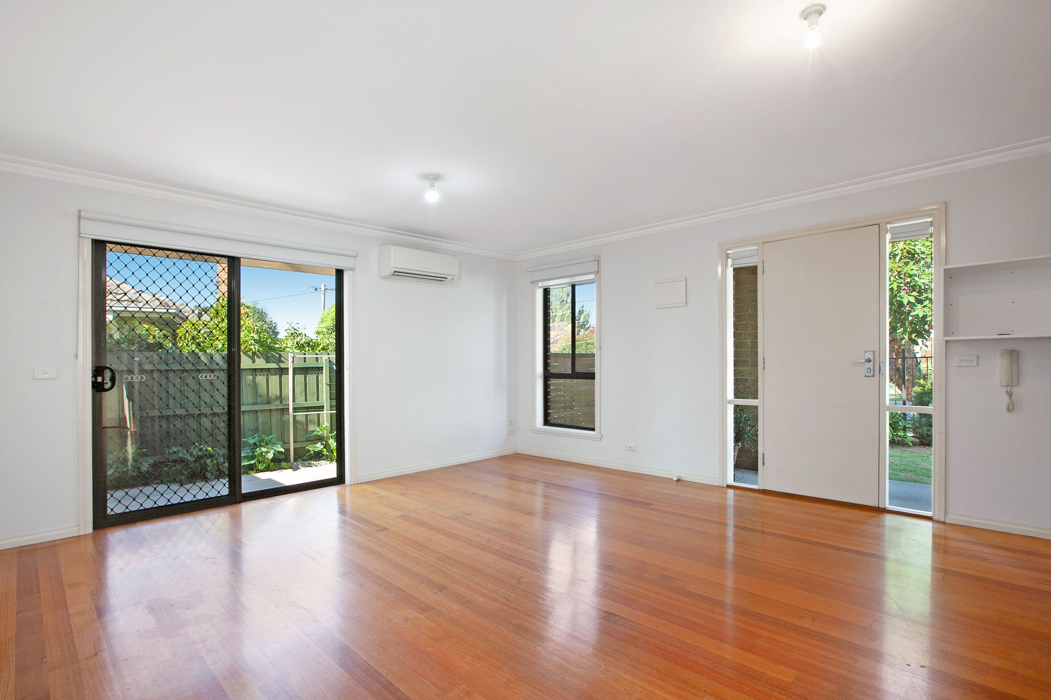 7 Dunolly Crescent, Reservoir VIC 3073, Reservoir - Thumbnail 2