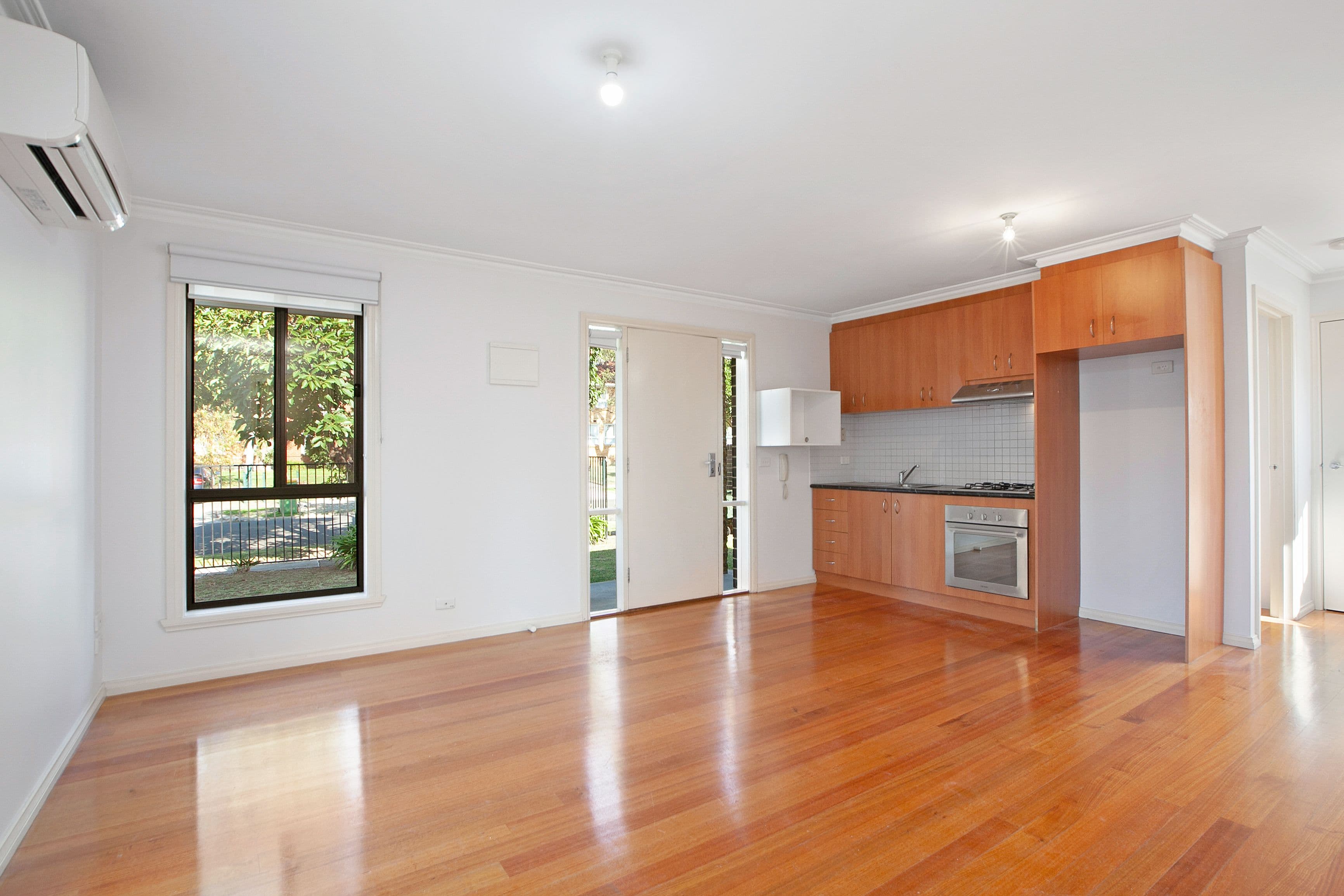 7 Dunolly Crescent, Reservoir VIC 3073, Reservoir - Thumbnail 3