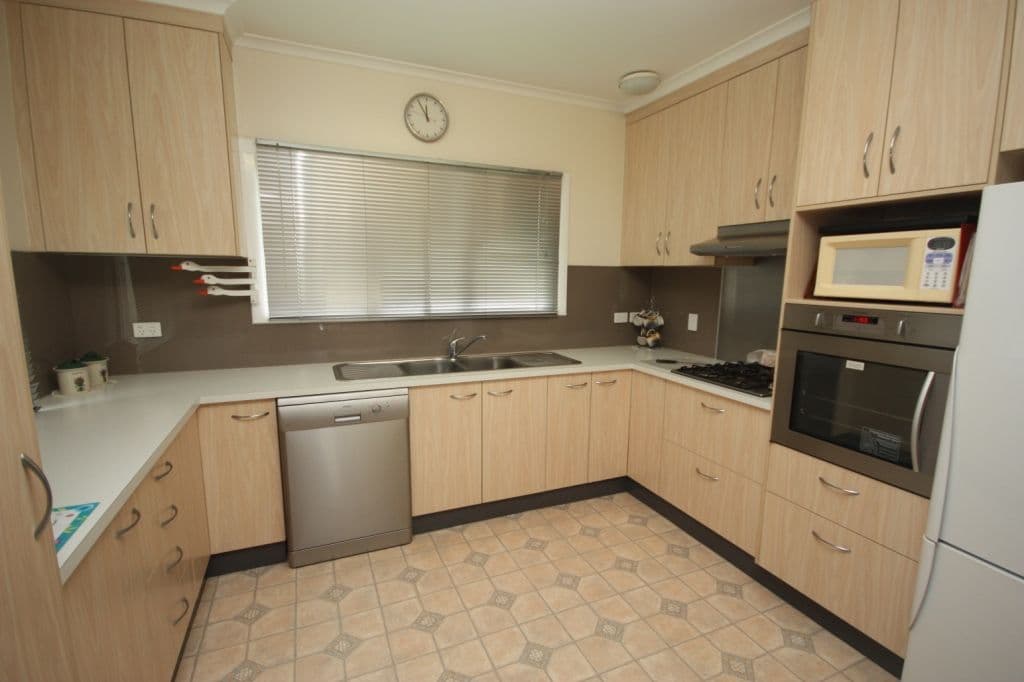 6 Fifteenth Avenue, HOME HILL QLD 4806, Home Hill - Thumbnail 2