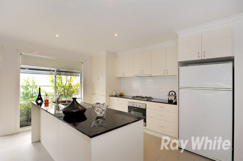 96 Sovereign Manors Crescent, ROWVILLE VIC 3178, Rowville - Thumbnail 2
