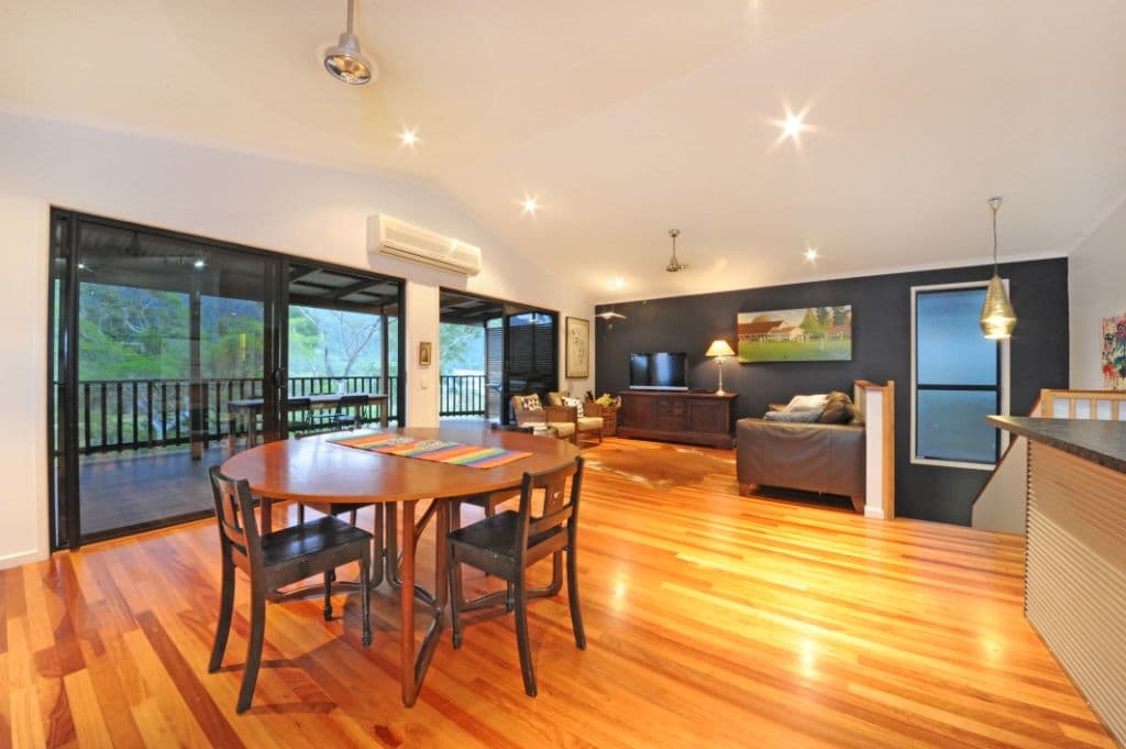 21 Daydream Court, CANNONVALE QLD 4802, Cannonvale - Thumbnail 2