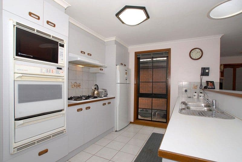24 Symons Avenue, HOPPERS CROSSING VIC 3029, Hoppers Crossing - Thumbnail 2