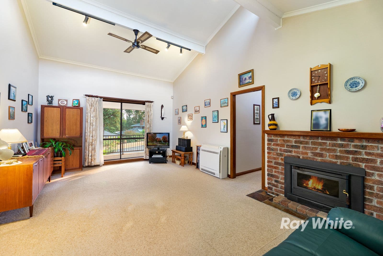 12 Yerriebah Place, Castle Hill - Thumbnail 2