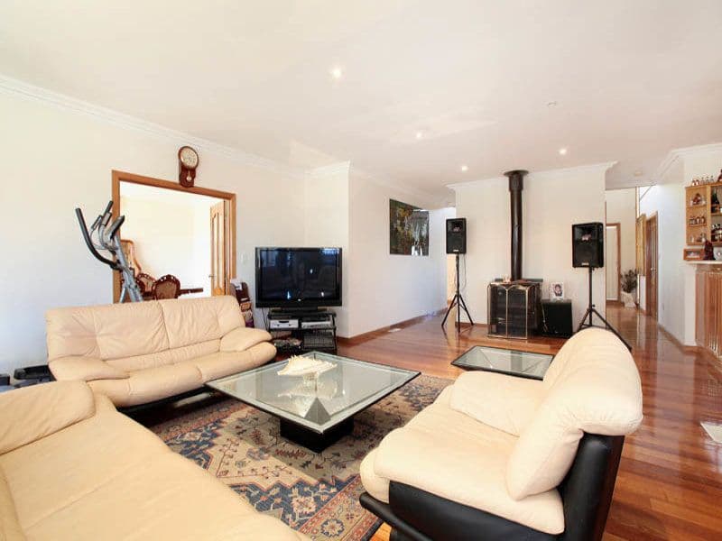 1 Abbott Court, Taylors Lakes VIC 3038, Taylors Lakes - Thumbnail 2