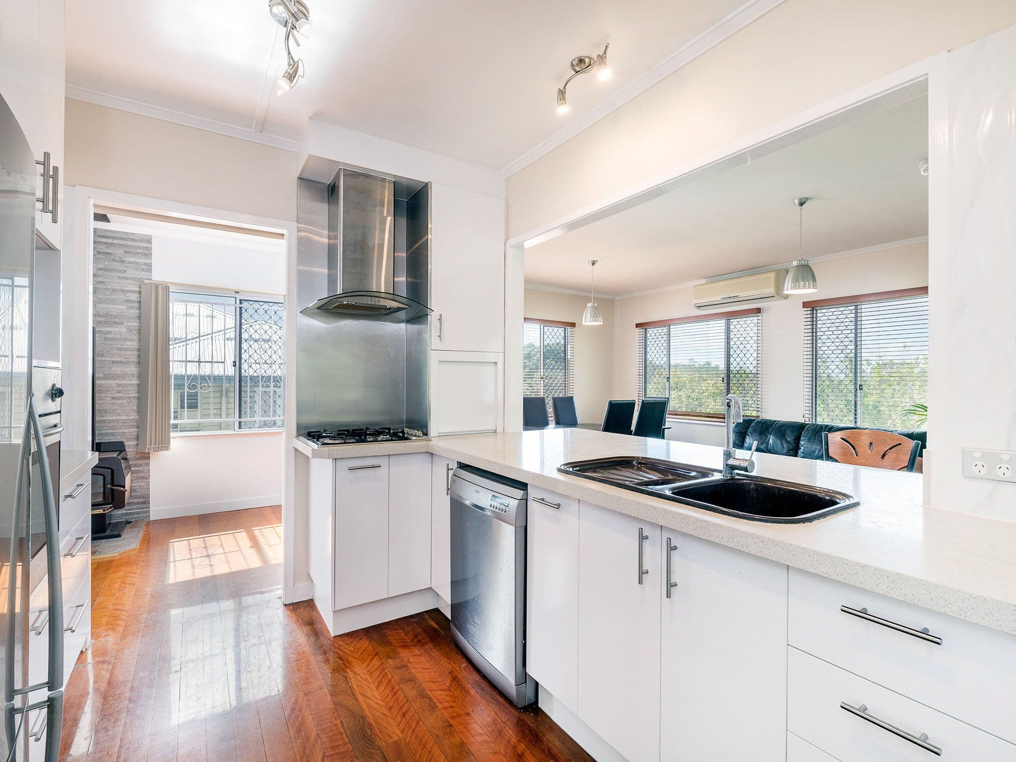 15 Carnelian Street, Holland Park QLD 4121, Holland Park - Thumbnail 4