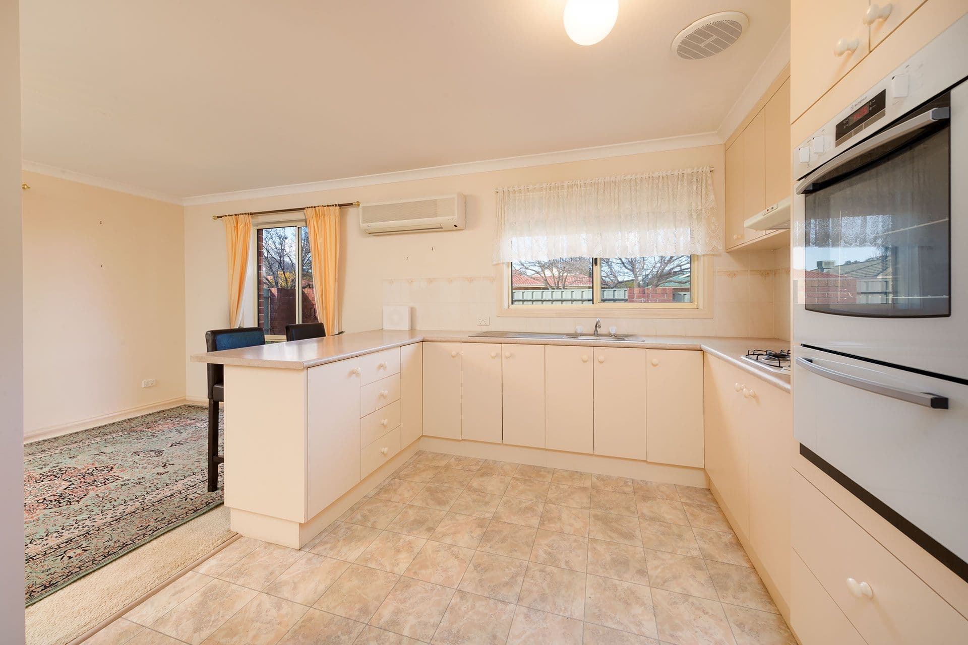 3 Privett Place, Lavington - Thumbnail 2