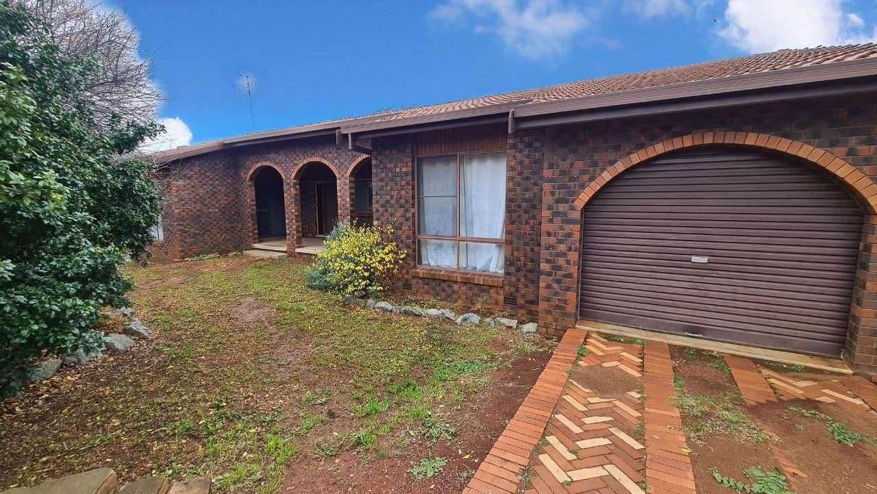 25 Moor Street, Parkes NSW 2870, Parkes - Image 1