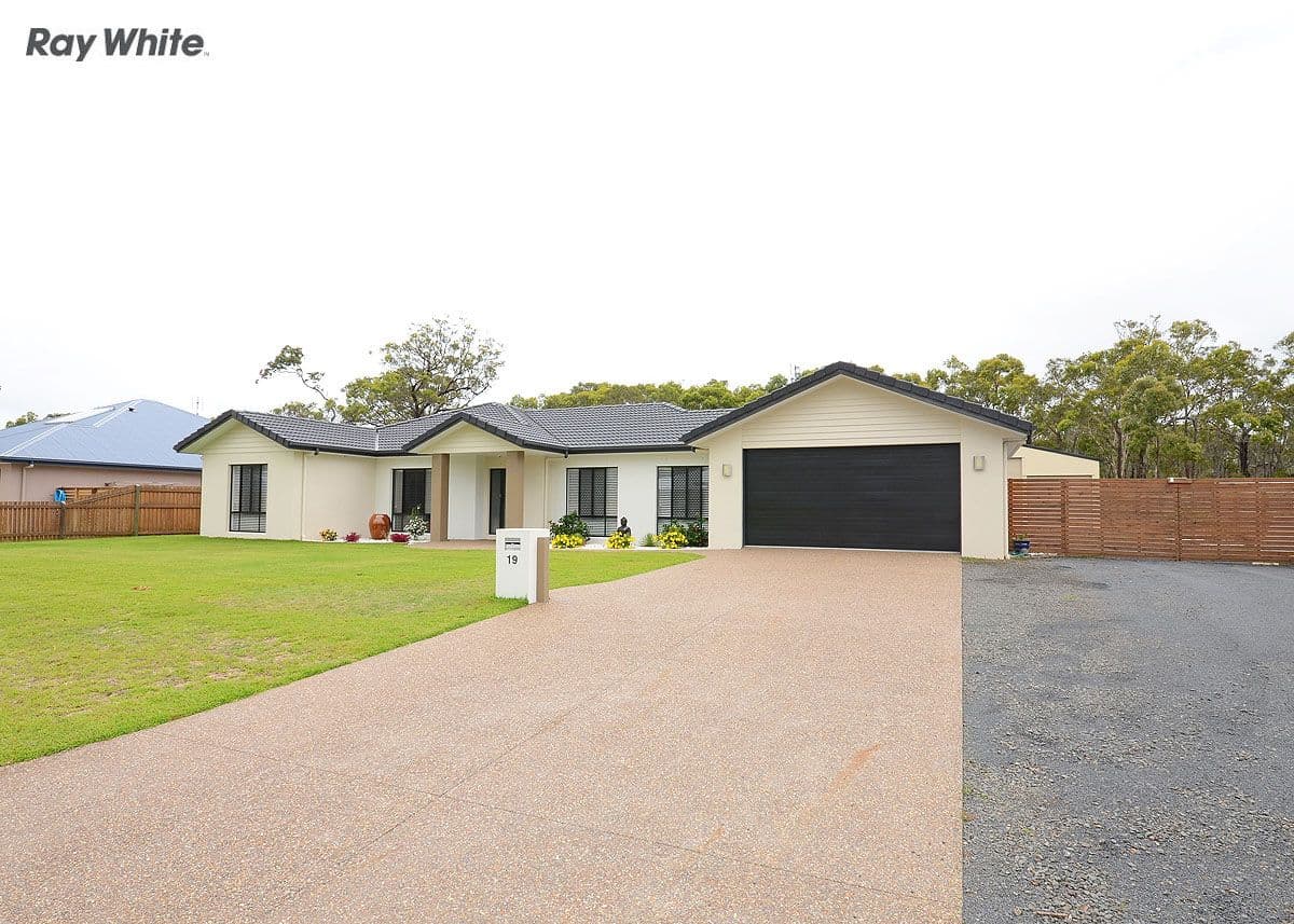 19 Heathland Avenue, WONDUNNA QLD 4655, Wondunna - Thumbnail 2