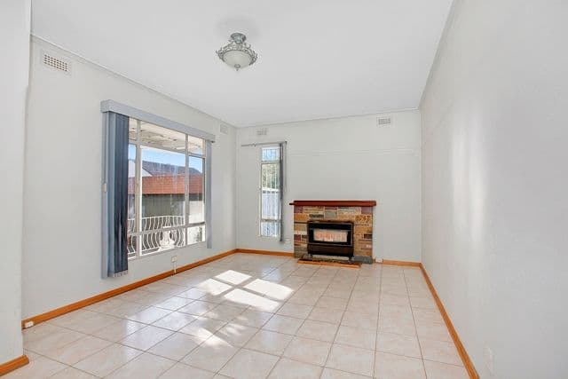 8 Oulton Crescent, RESERVOIR VIC 3073, Reservoir - Thumbnail 3