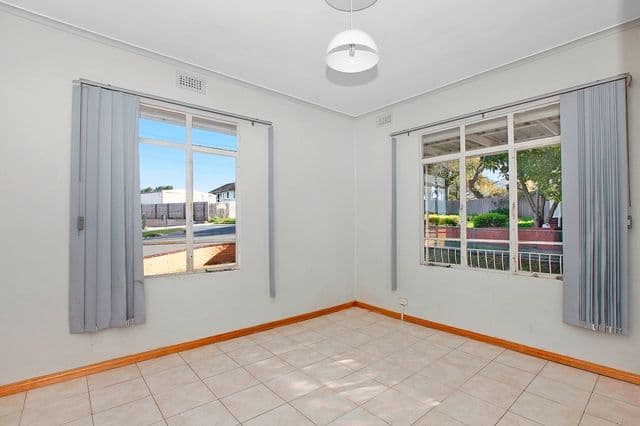 8 Oulton Crescent, RESERVOIR VIC 3073, Reservoir - Thumbnail 4