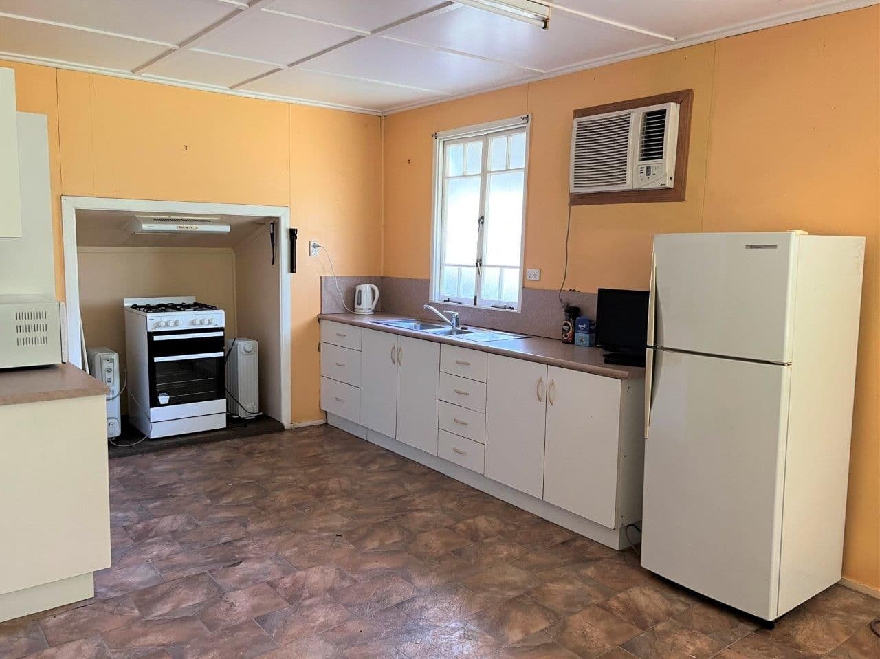93 Hodgkinson Street, CHARTERS TOWERS CITY QLD 4820, Charters Towers City - Thumbnail 2