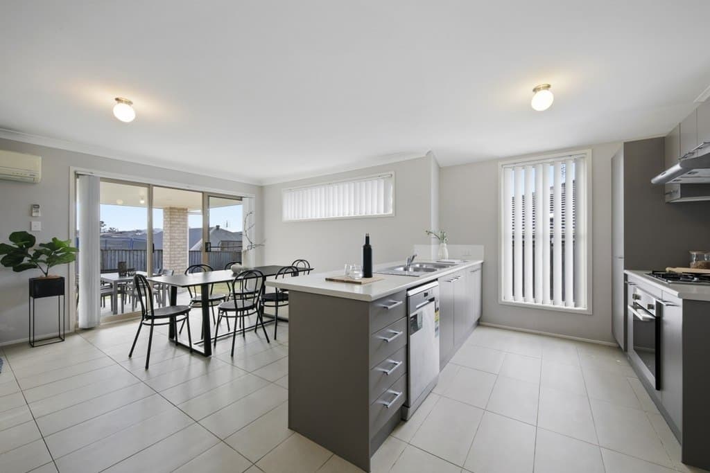 72 Redgum Circuit, Aberglasslyn - Thumbnail 5