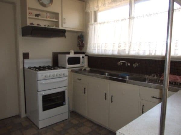 4  Coonara Avenue, SEAFORD VIC 3198, Seaford - Thumbnail 2