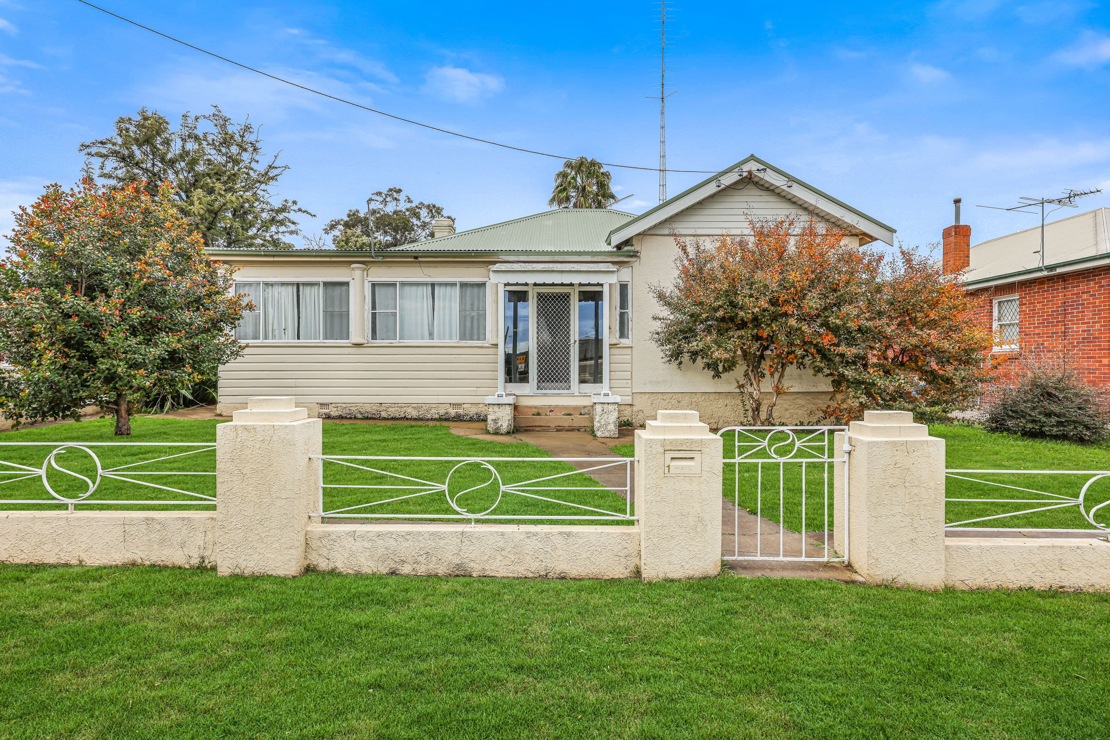 1 Gidley Street, Tamworth NSW 2340, West Tamworth - Image 1