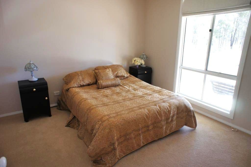 8 Brennan Road, HEATHCOTE VIC 3523, Heathcote - Thumbnail 2
