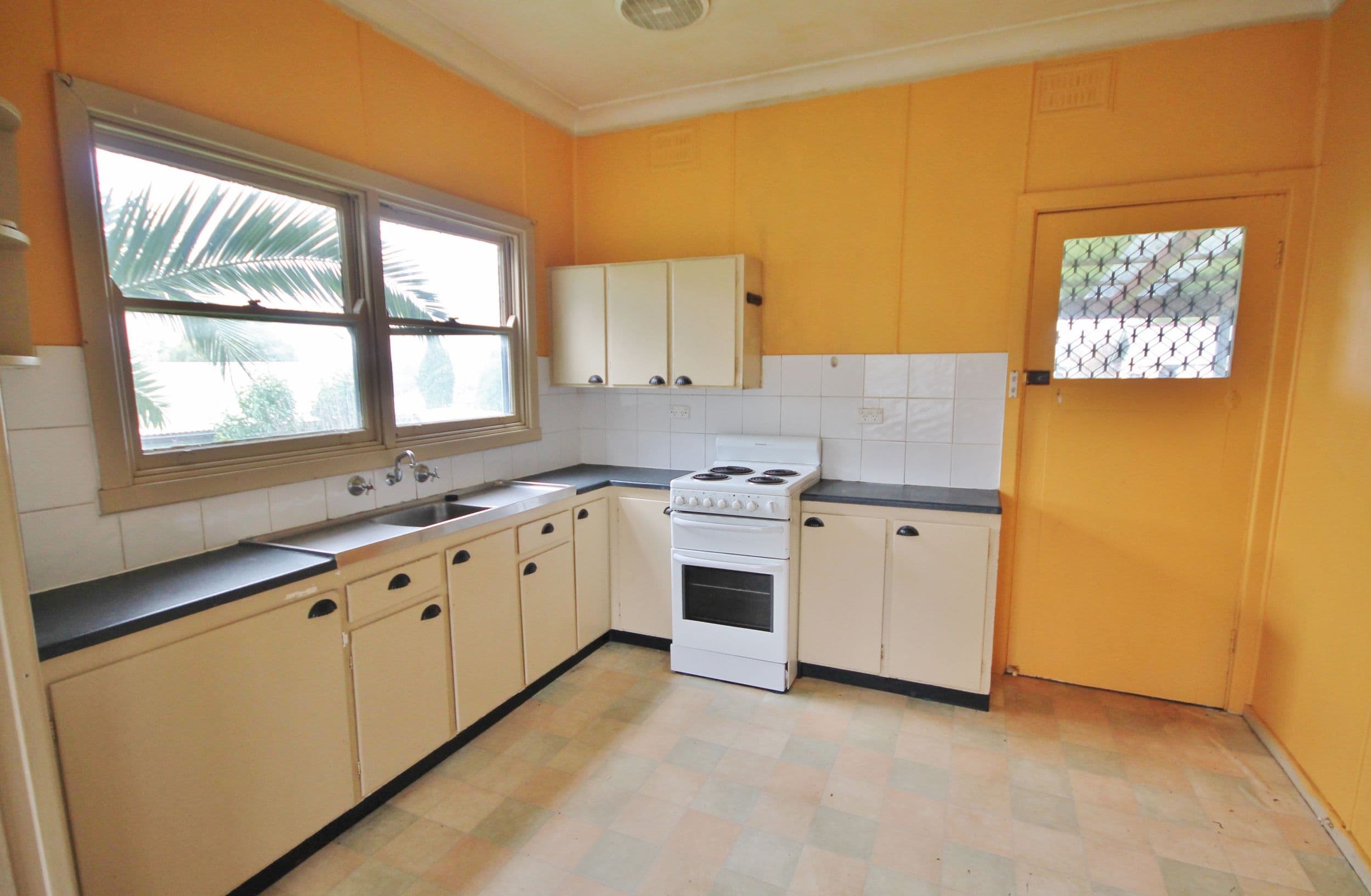 4 Whiteman Avenue, Young - Thumbnail 3