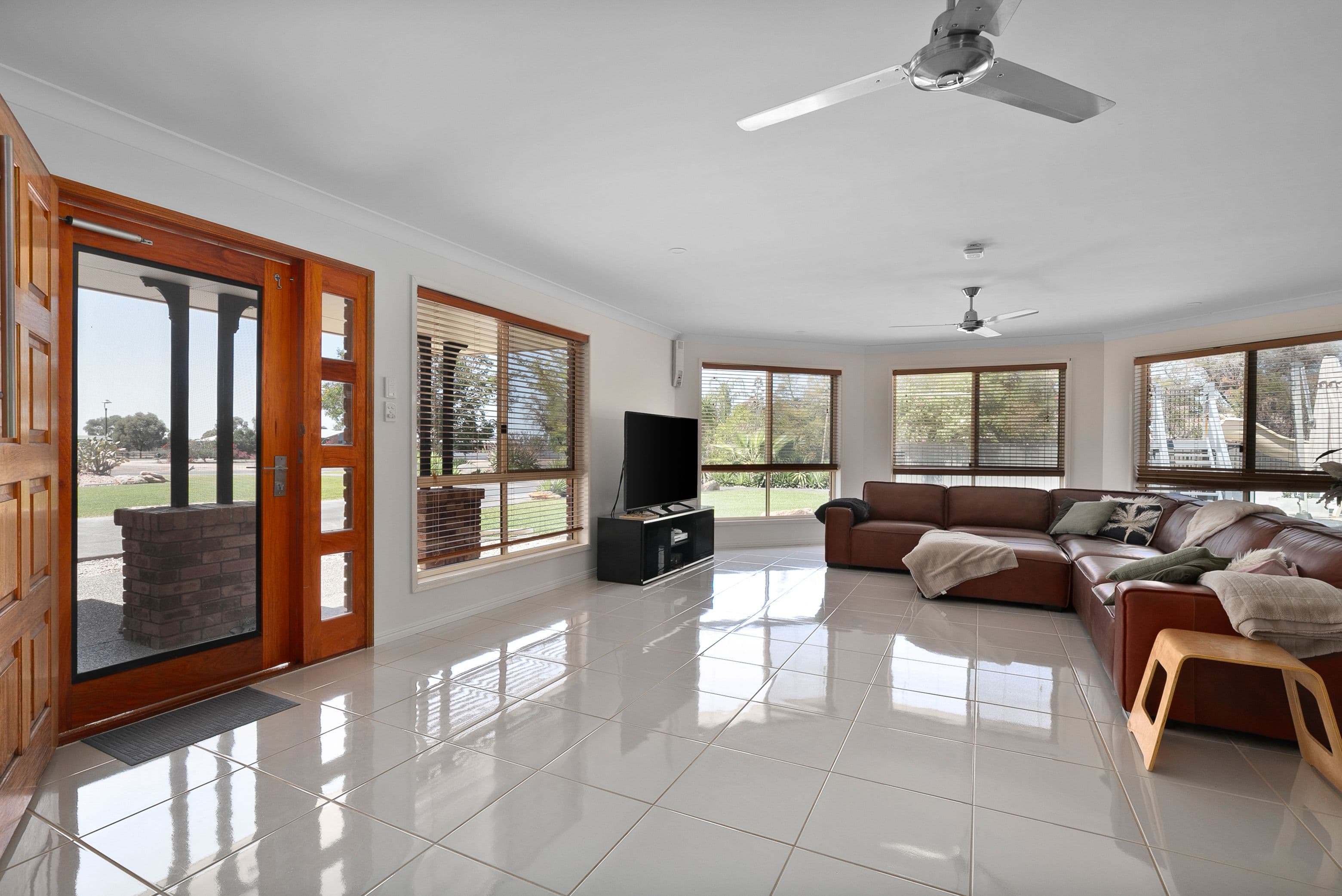 29 Edgewood Drive, Emerald QLD 4720, Emerald - Thumbnail 3