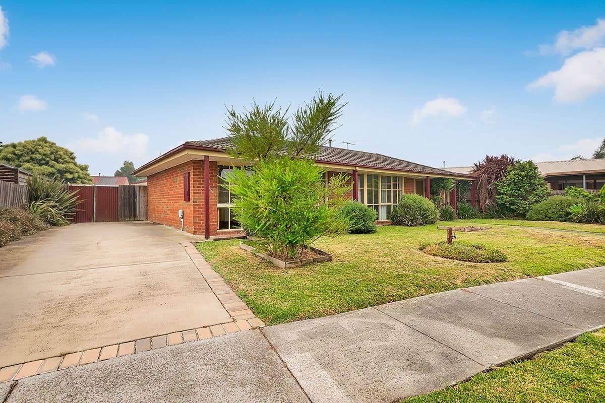 11 Jacinta Drive, Cranbourne West VIC 3977, Cranbourne West - Thumbnail 2