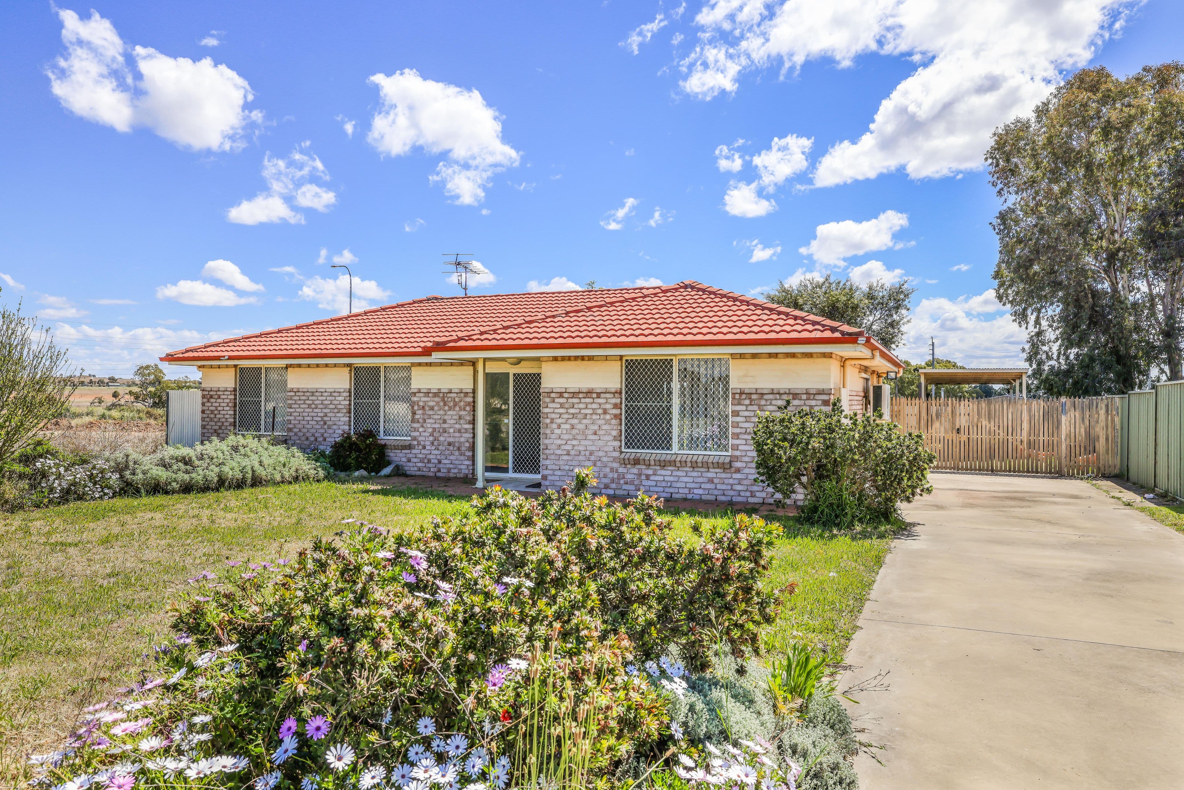 27 Flemming Crescent, Tamworth NSW 2340, West Tamworth - Thumbnail 2