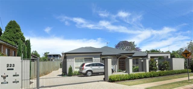 Unit 4, 223 Mackenzie Street, CENTENARY HEIGHTS QLD 4350, Centenary Heights - Image 1