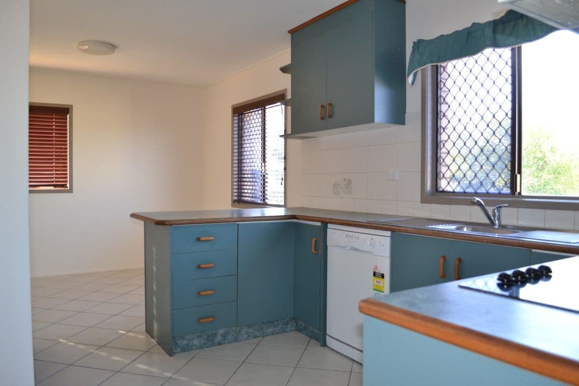 11 Campbell Street, CLINTON QLD 4680, Clinton - Thumbnail 4