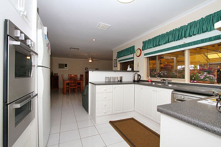 54 Grenda Drive, MILL PARK VIC 3082, Mill Park - Thumbnail 2