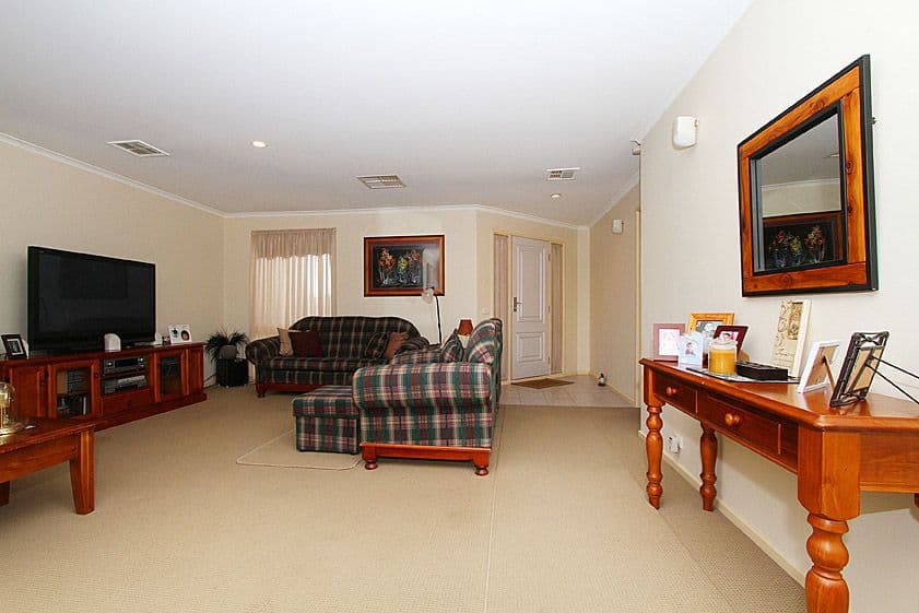 54 Grenda Drive, MILL PARK VIC 3082, Mill Park - Thumbnail 6
