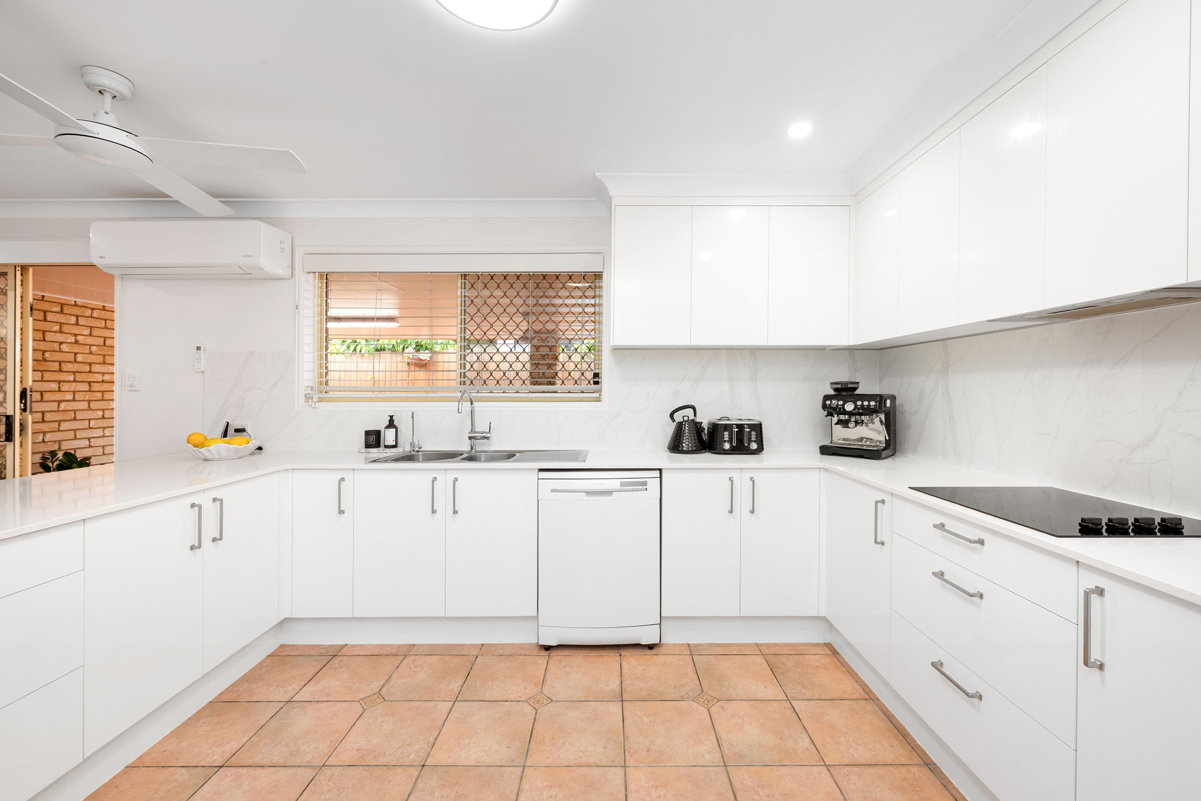 11 Hereford Crescent, Carindale QLD 4152, Carindale - Thumbnail 2