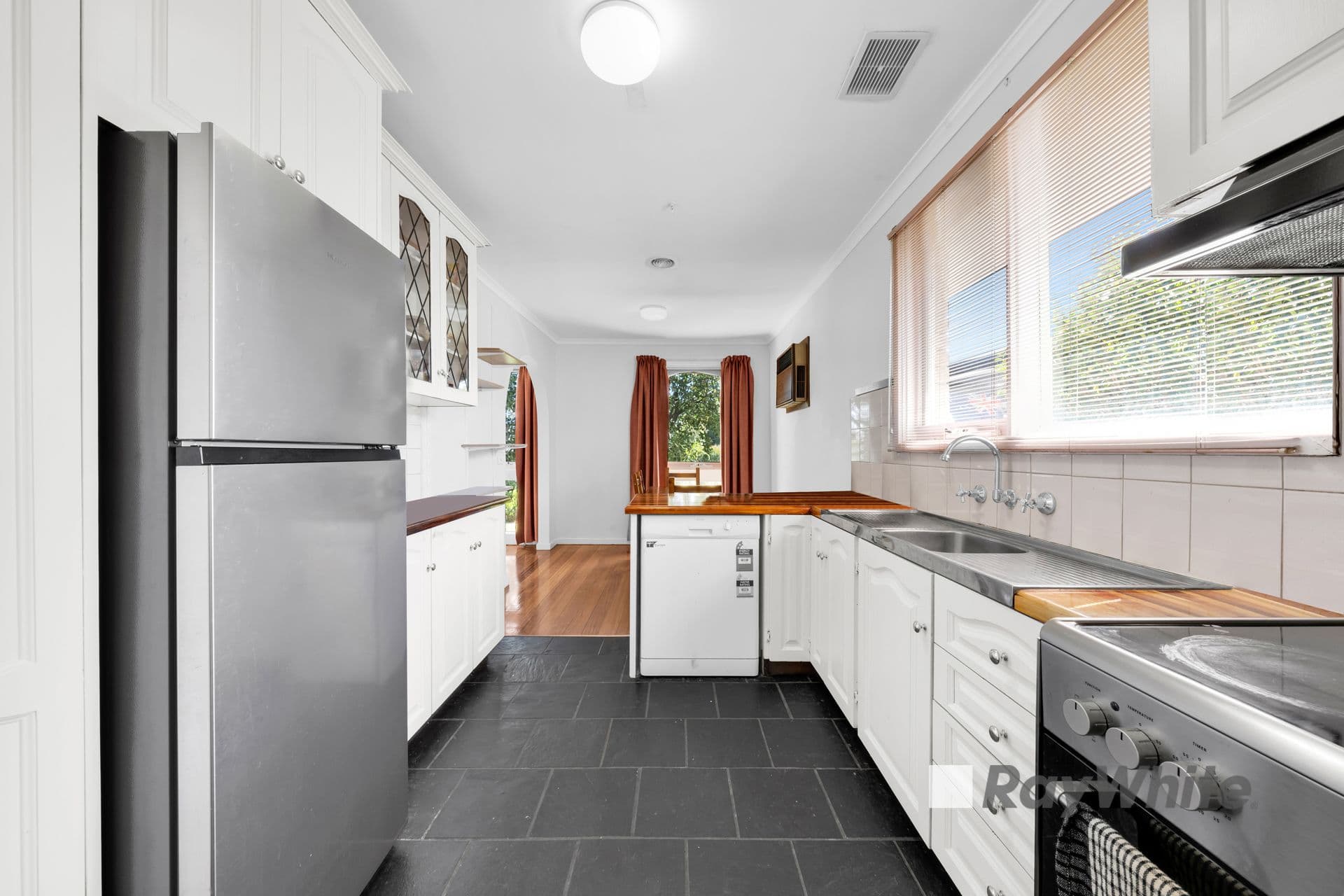 2 Meadow Wood Walk, Narre Warren VIC 3805, Narre Warren - Thumbnail 2