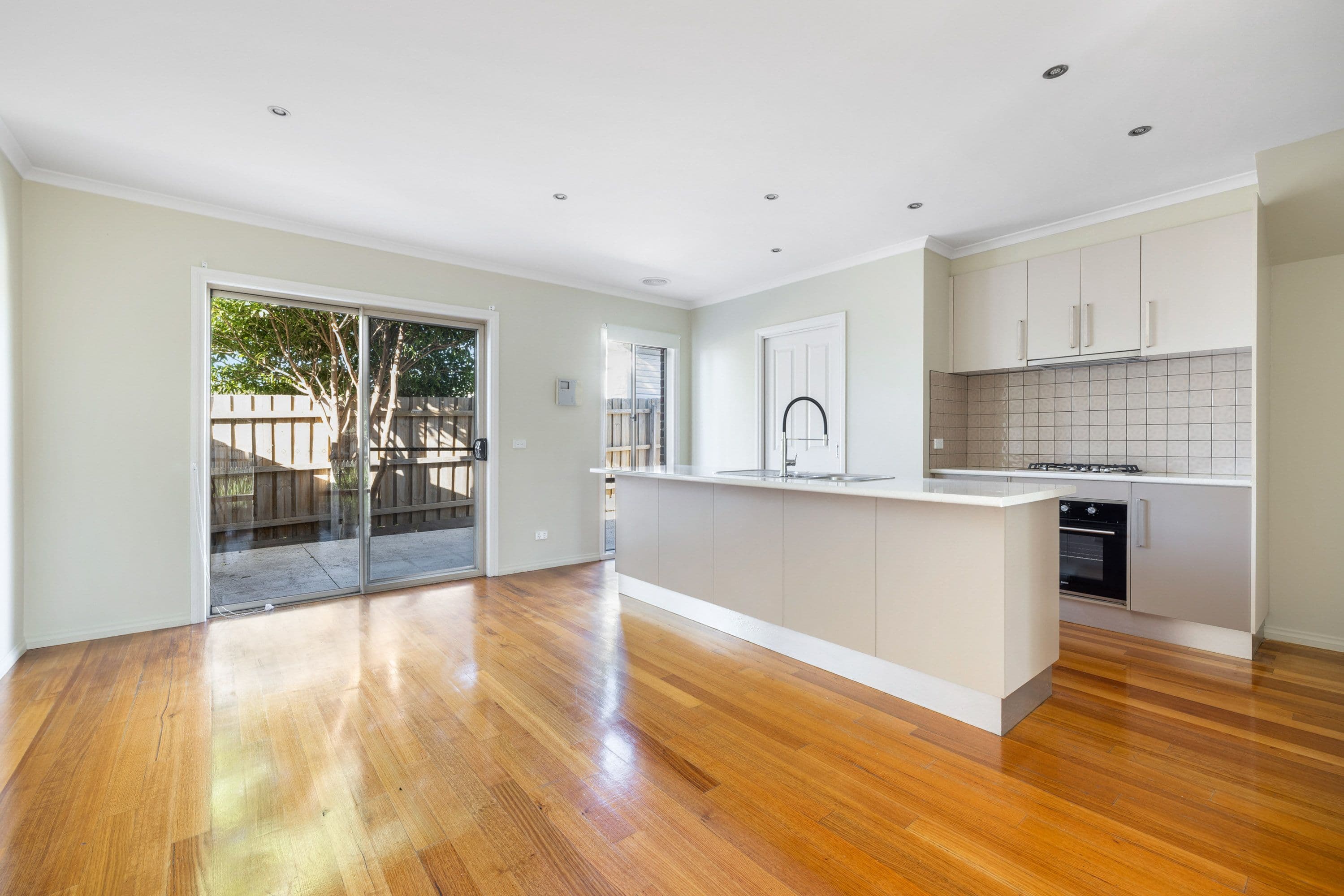 8 Muntz Avenue, Glenroy VIC 3046, Glenroy - Thumbnail 3