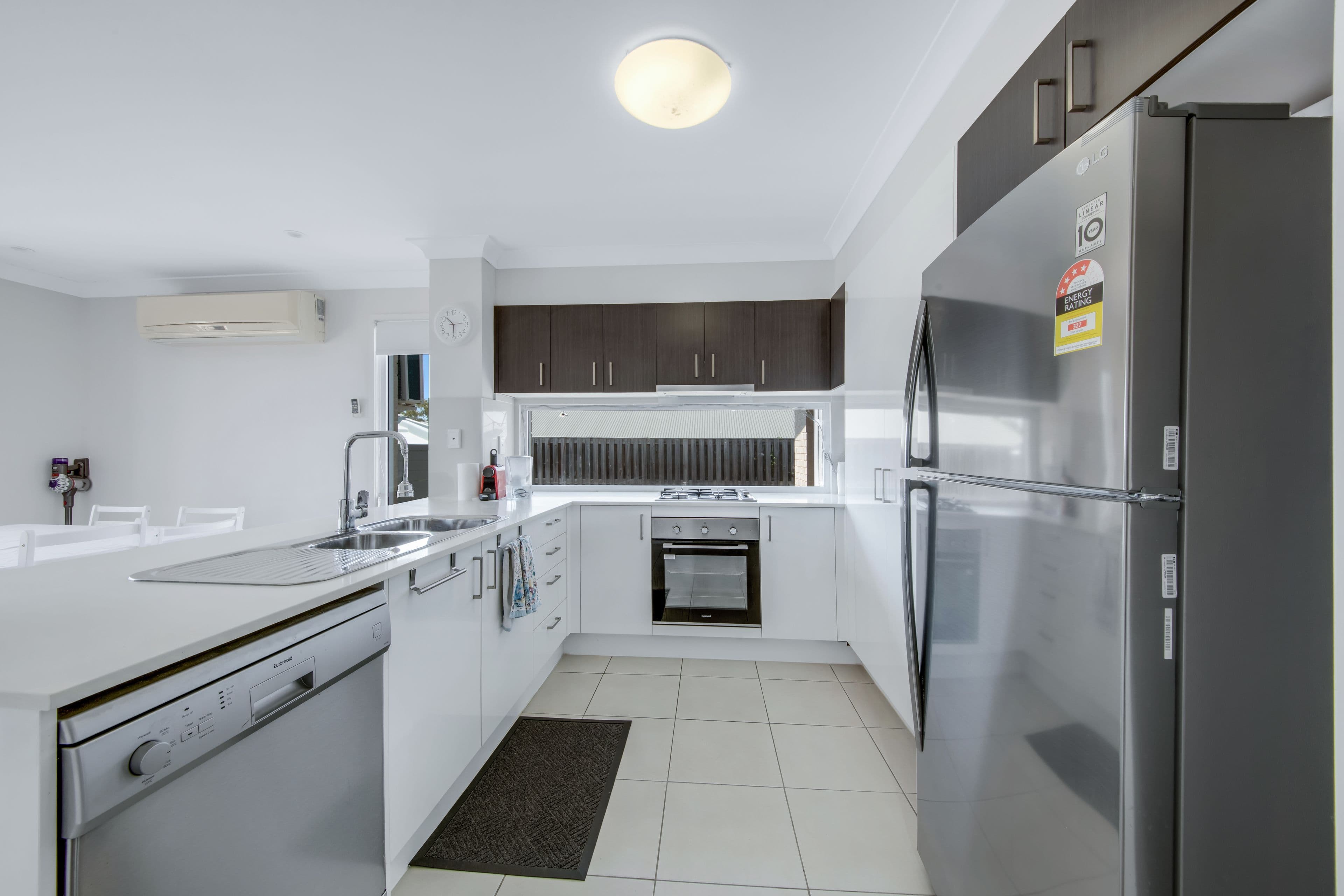 33 Koolivoo Parade, Boyne Island QLD 4680, Boyne Island - Thumbnail 3
