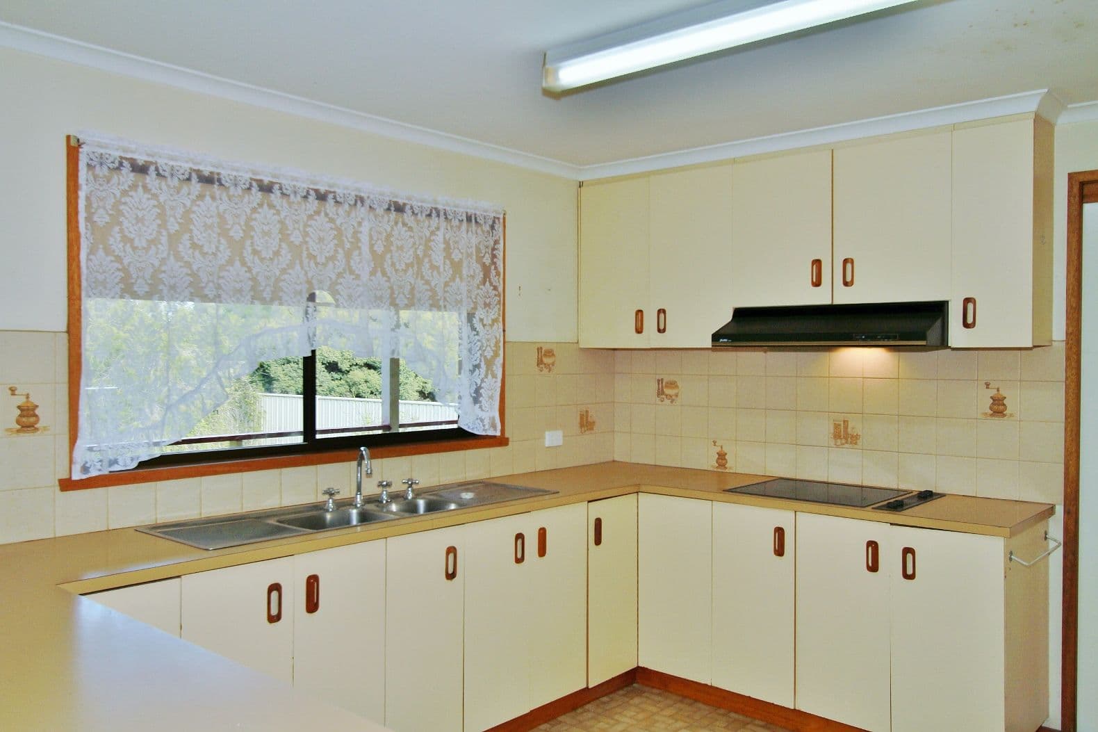 13 Shakespere Street, Heathcote VIC 3523, Heathcote - Thumbnail 2