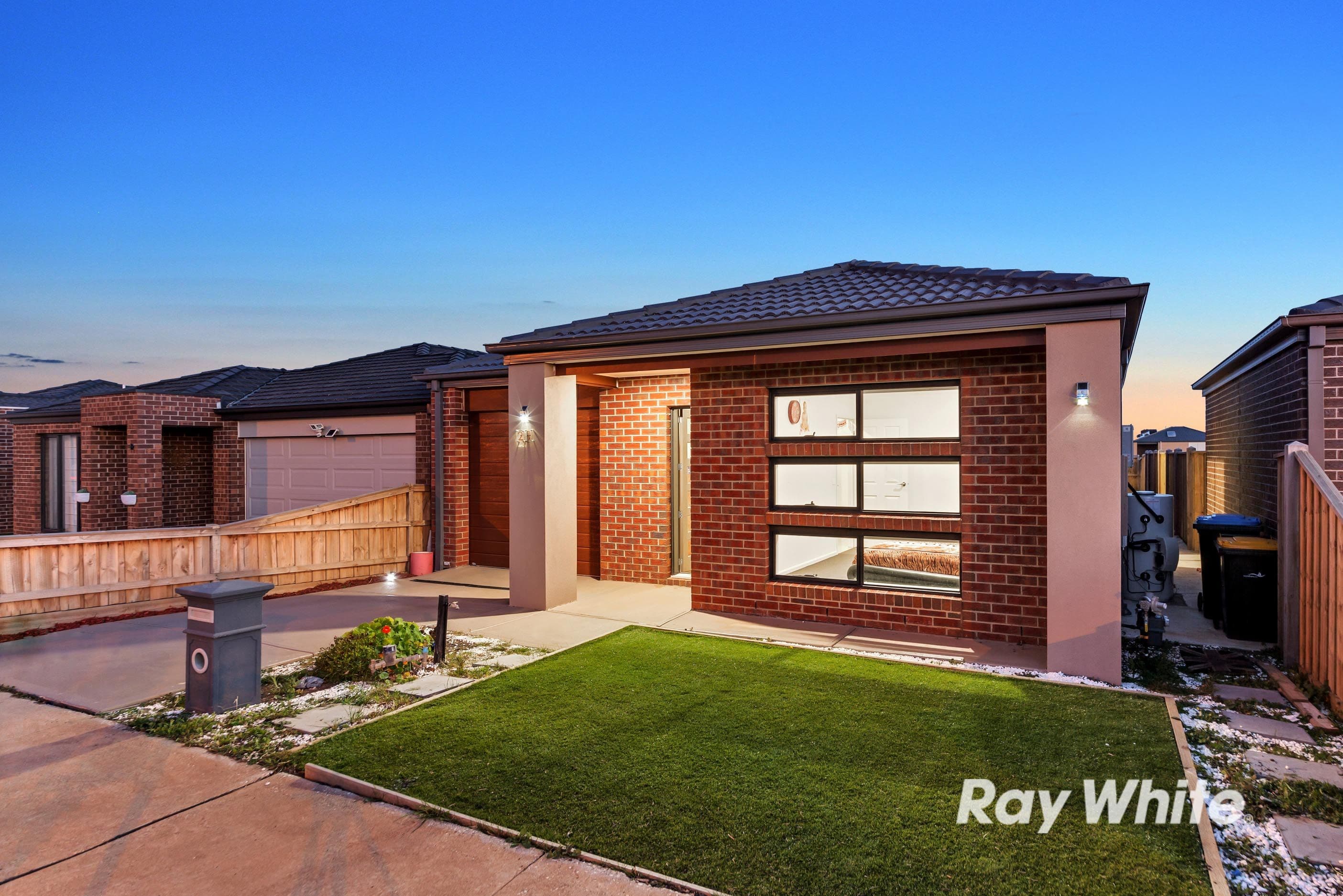 21 Obsidian Avenue, Tarneit VIC 3029, Tarneit - Thumbnail 2
