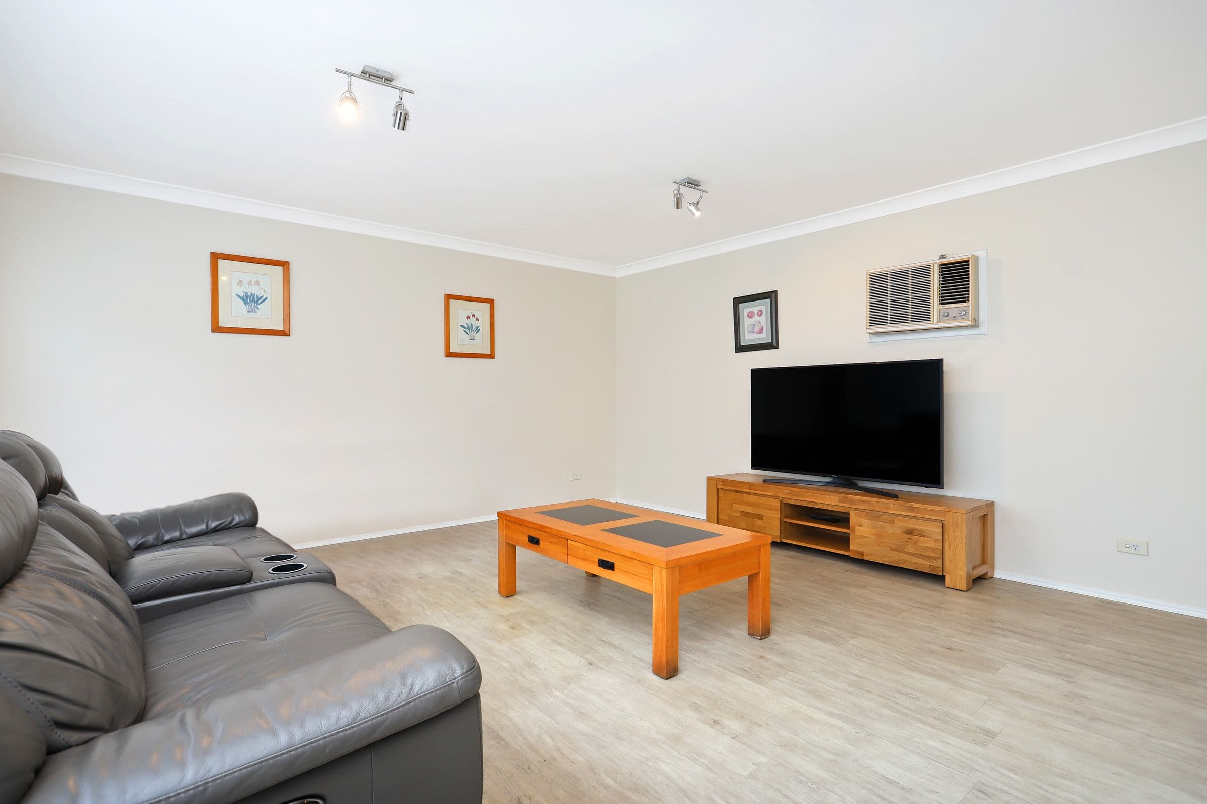 19 Tollgate Crescent, Windsor - Thumbnail 6