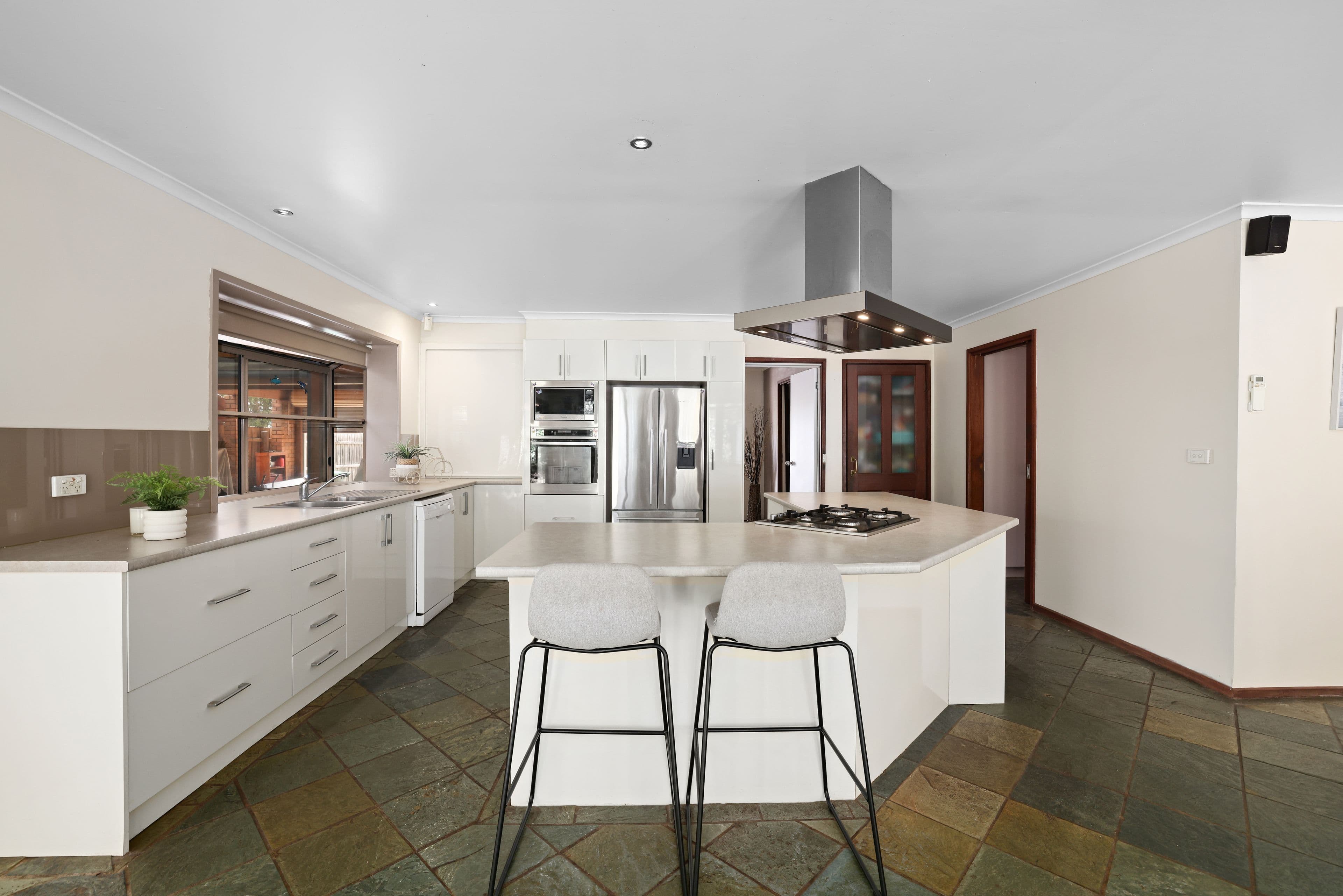 12 Witken Avenue, Wantirna South VIC 3152, Wantirna South - Thumbnail 5