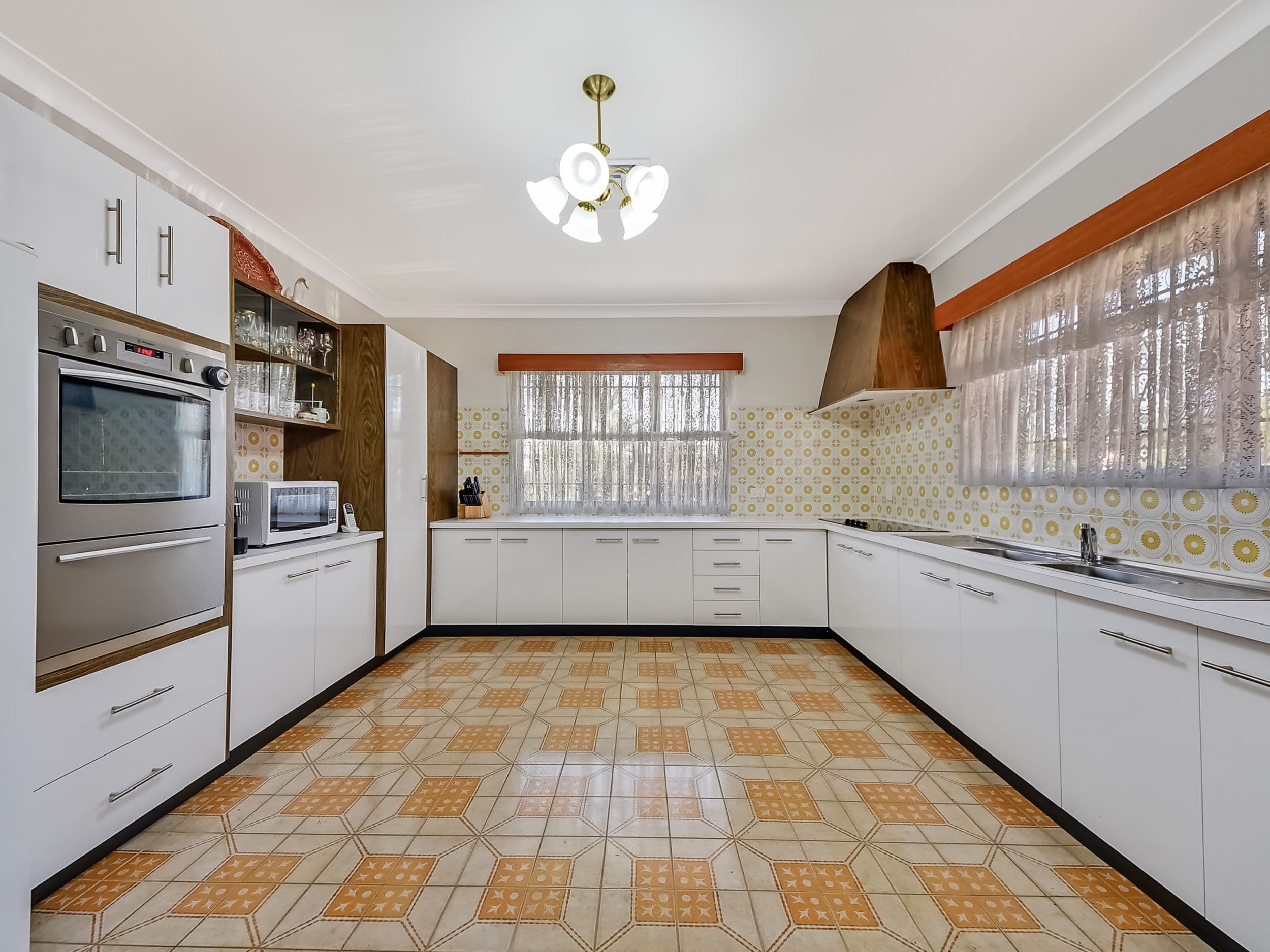 16 Whites Road, Chermside West QLD 4032, Chermside West - Thumbnail 2