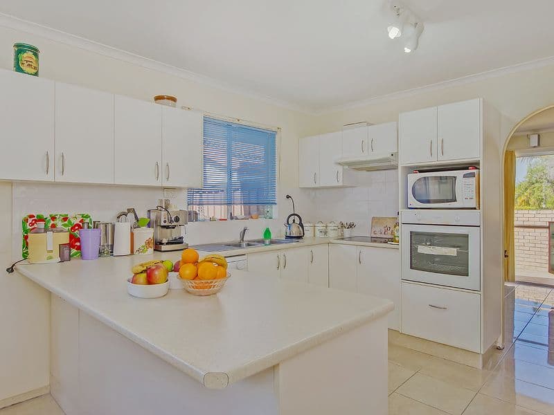 9 Dunbarton Avenue, SORRENTO QLD 4217, Sorrento - Thumbnail 2