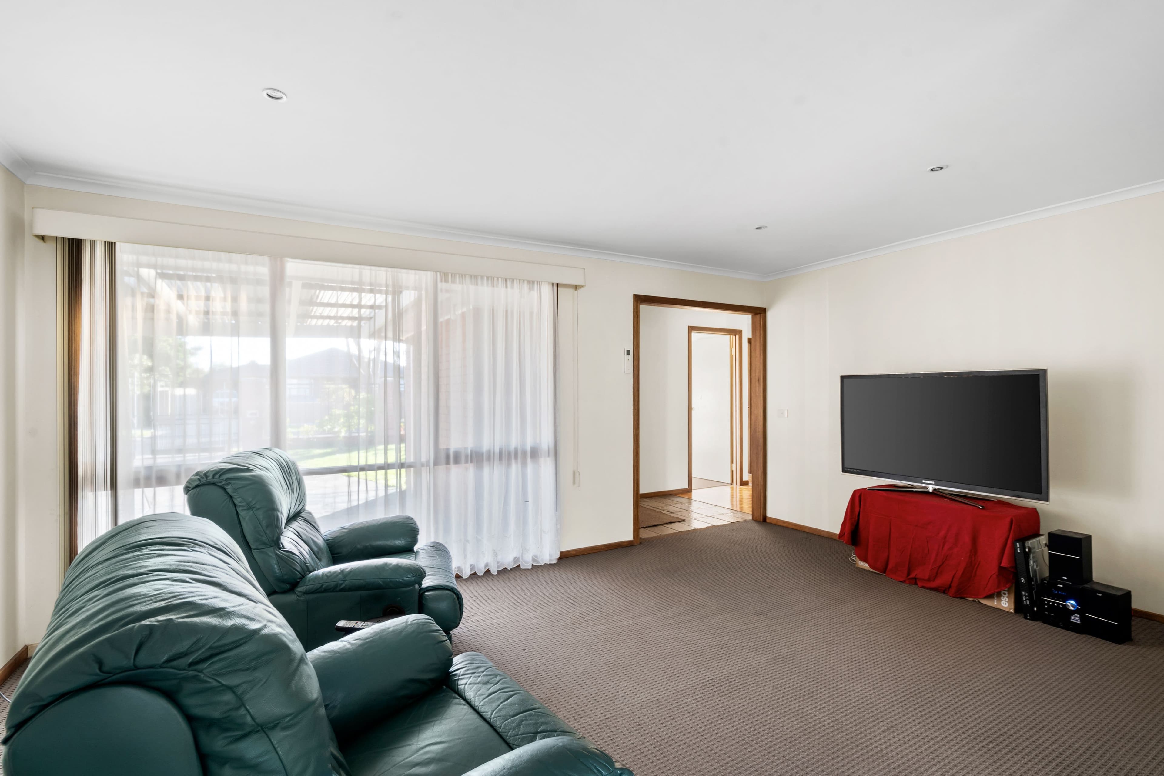 28 Oakdene Grove South, Altona Meadows VIC 3028, Altona Meadows - Thumbnail 6