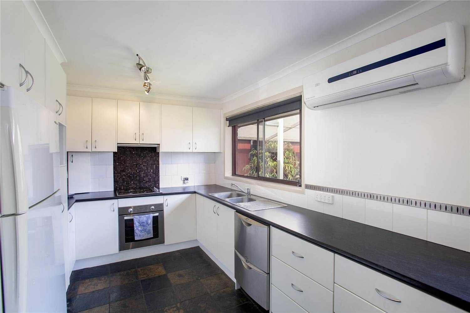42 McClelland Avenue, LARA VIC 3212, Lara - Thumbnail 3
