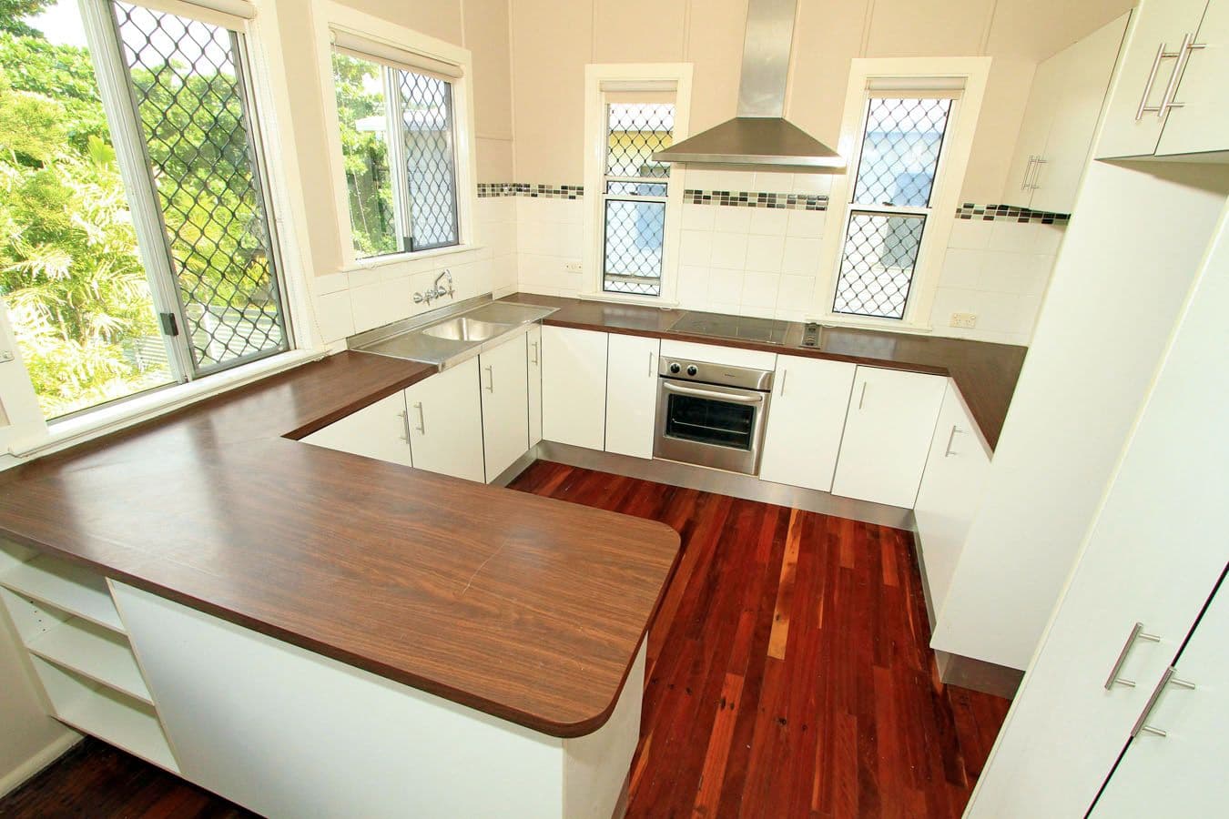 8 Cathne Street, COOEE BAY QLD 4703, Cooee Bay - Thumbnail 2