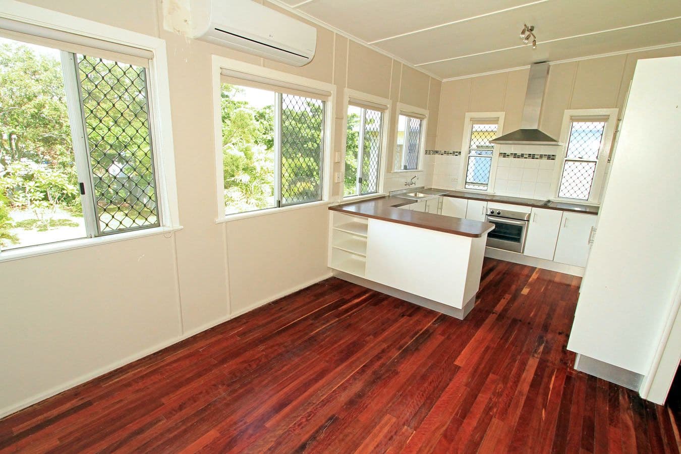 8 Cathne Street, COOEE BAY QLD 4703, Cooee Bay - Thumbnail 3