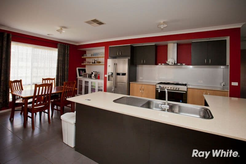 14 Sweet Pea Drive, PAKENHAM VIC 3810, Pakenham - Thumbnail 2
