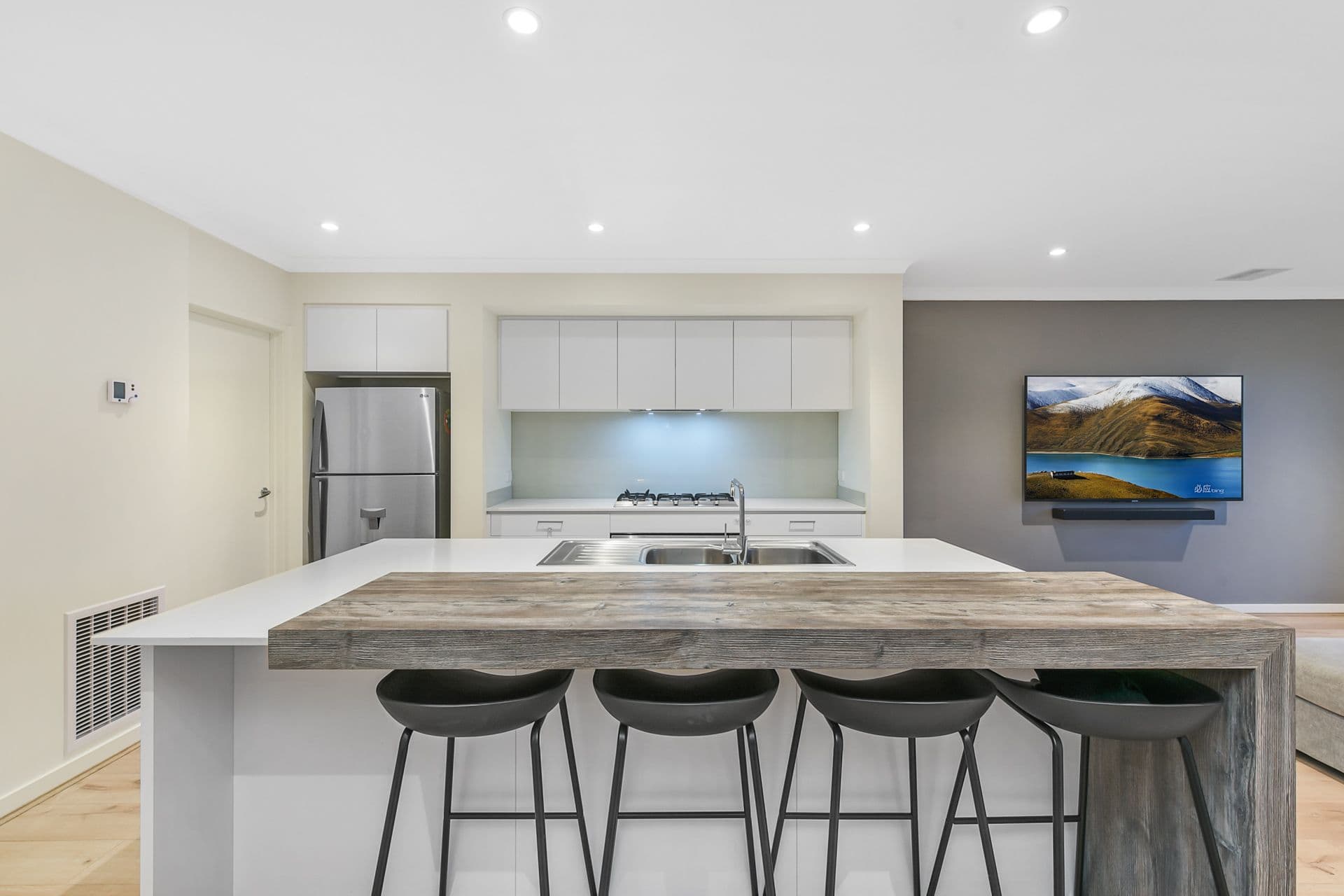 6 Hallyburton Drive, Clyde North VIC 3978, Clyde North - Thumbnail 3