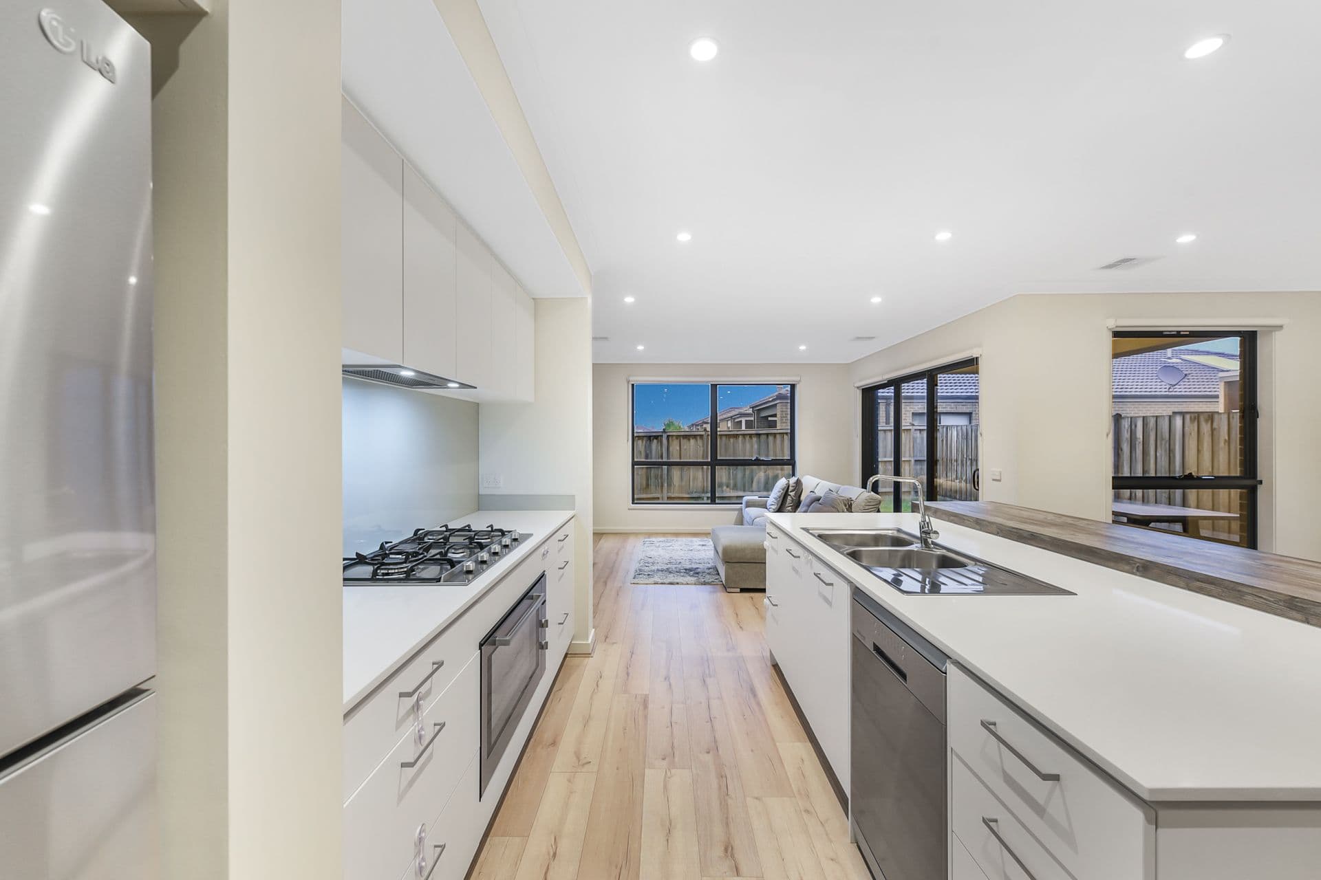 6 Hallyburton Drive, Clyde North VIC 3978, Clyde North - Thumbnail 4