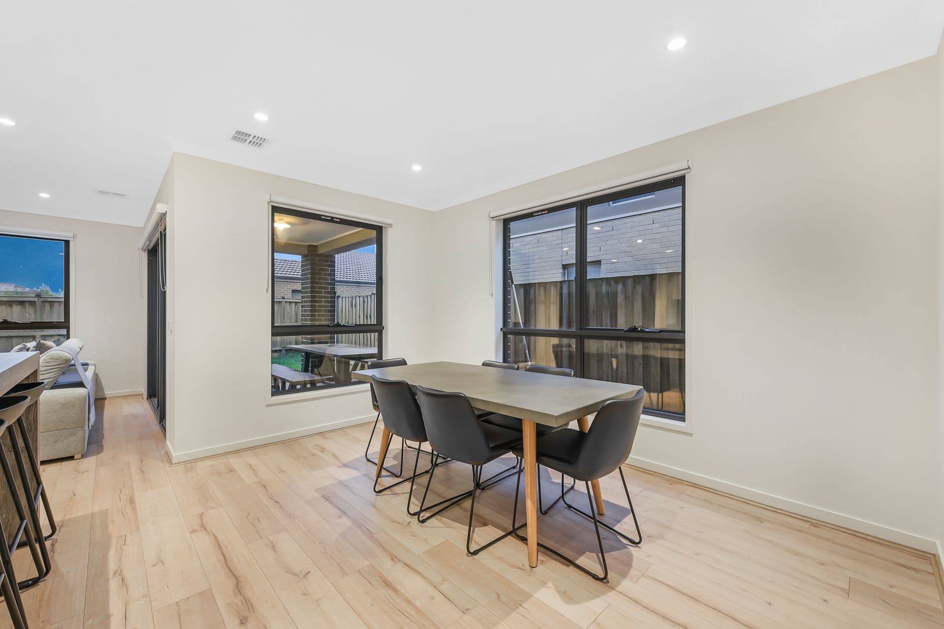 6 Hallyburton Drive, Clyde North VIC 3978, Clyde North - Thumbnail 5