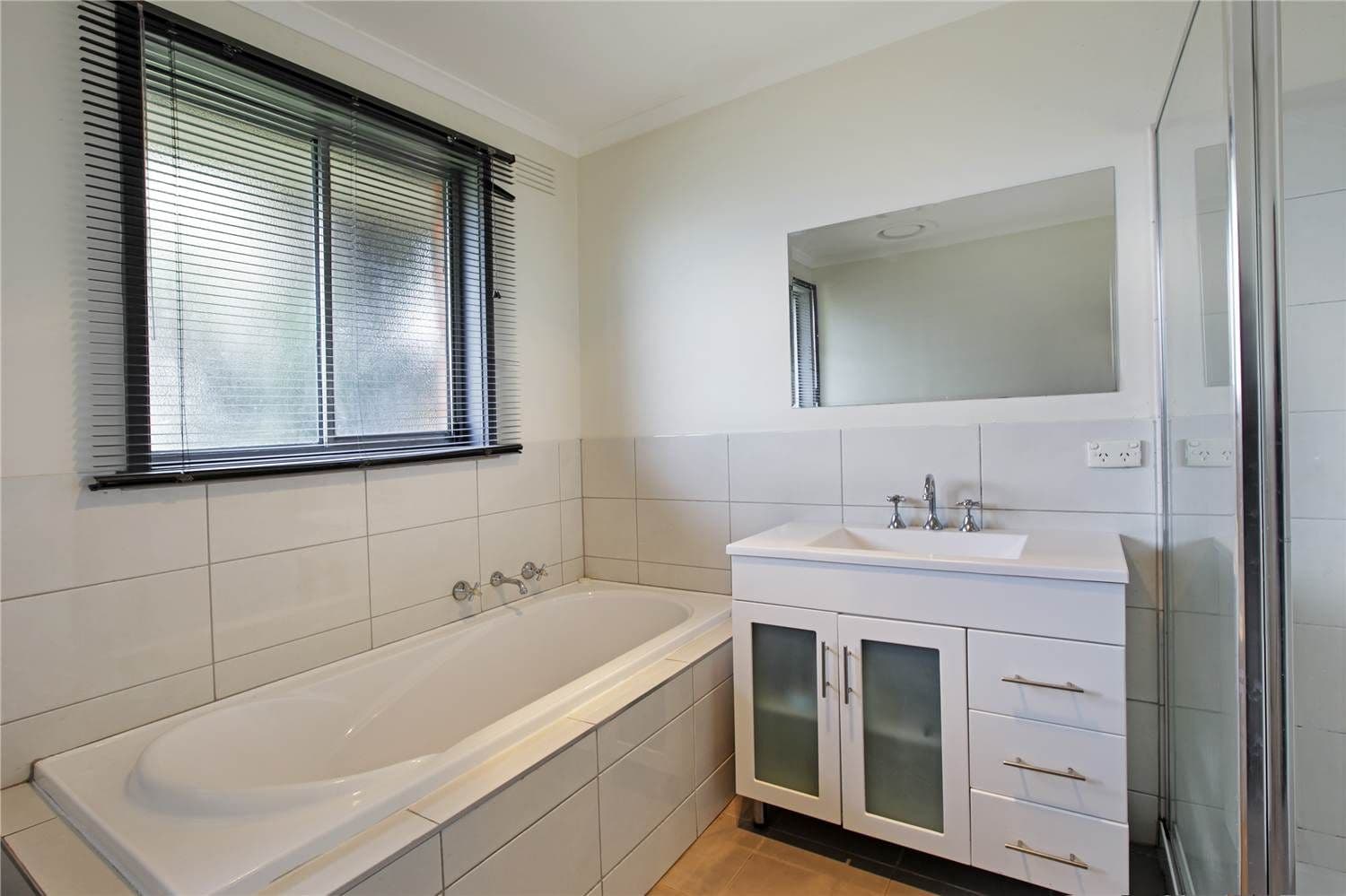 12 Armstrong Court, WHITTINGTON VIC 3219, Whittington - Thumbnail 4