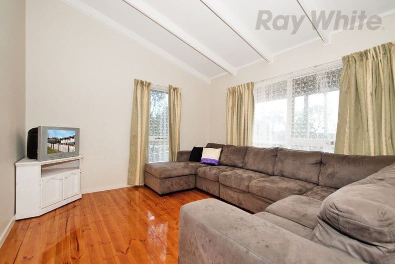 4 CAROLE Avenue, CHIRNSIDE PARK VIC 3116, Chirnside Park - Thumbnail 2