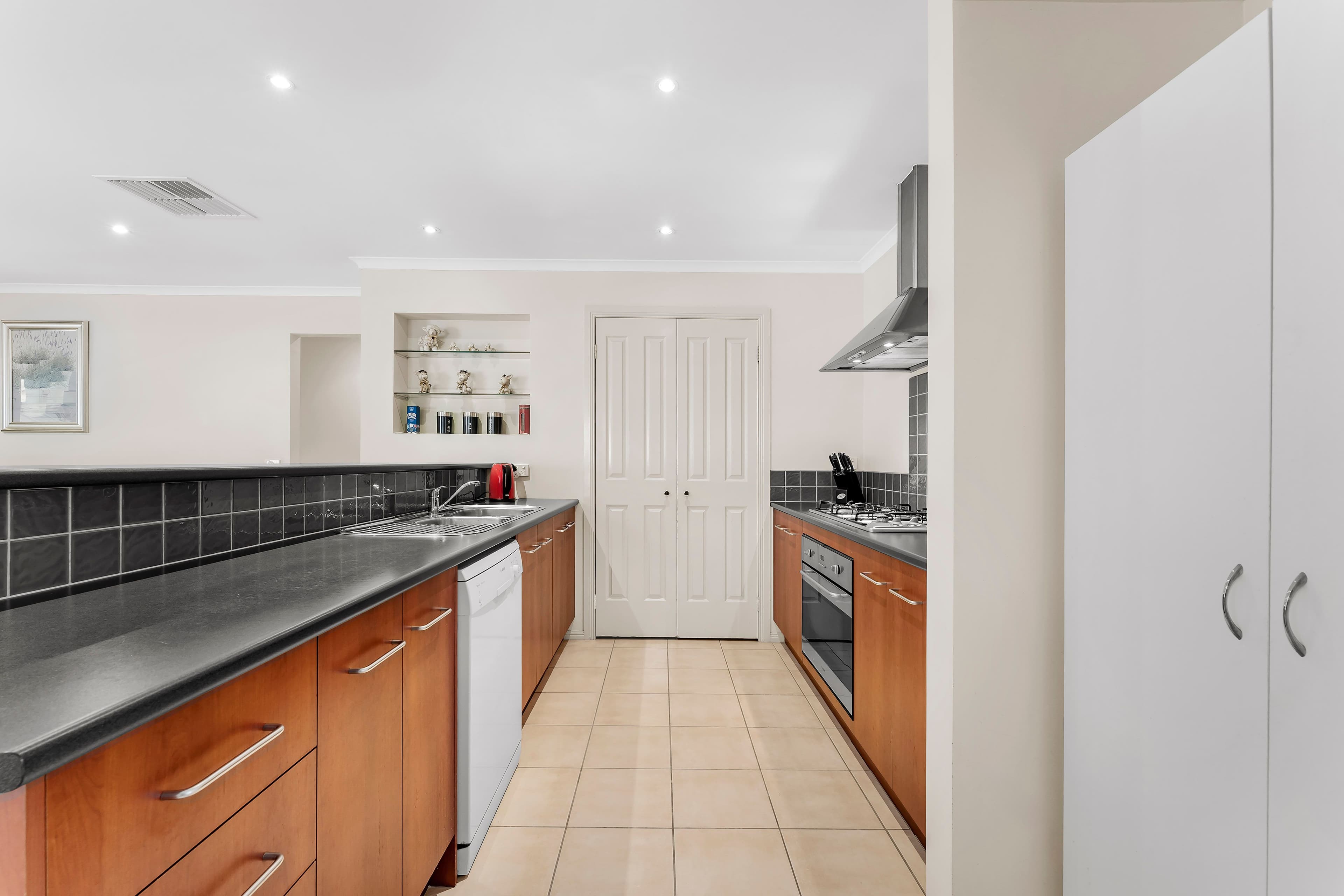 11 Outcrop Crescent, South Morang VIC 3752, South Morang - Thumbnail 2